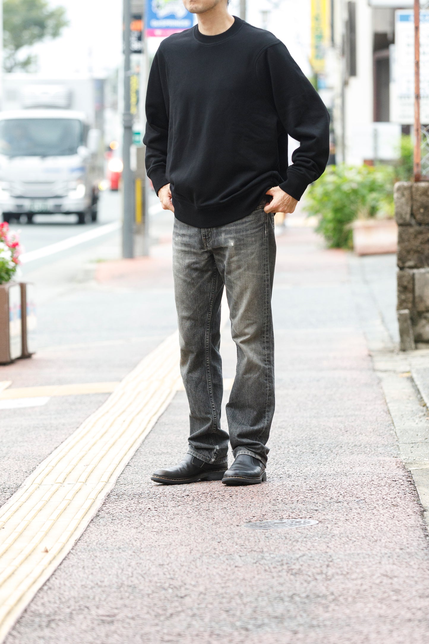 WONDER ROOM / WEG-002 "EGG" Crewneck Sweat - Black