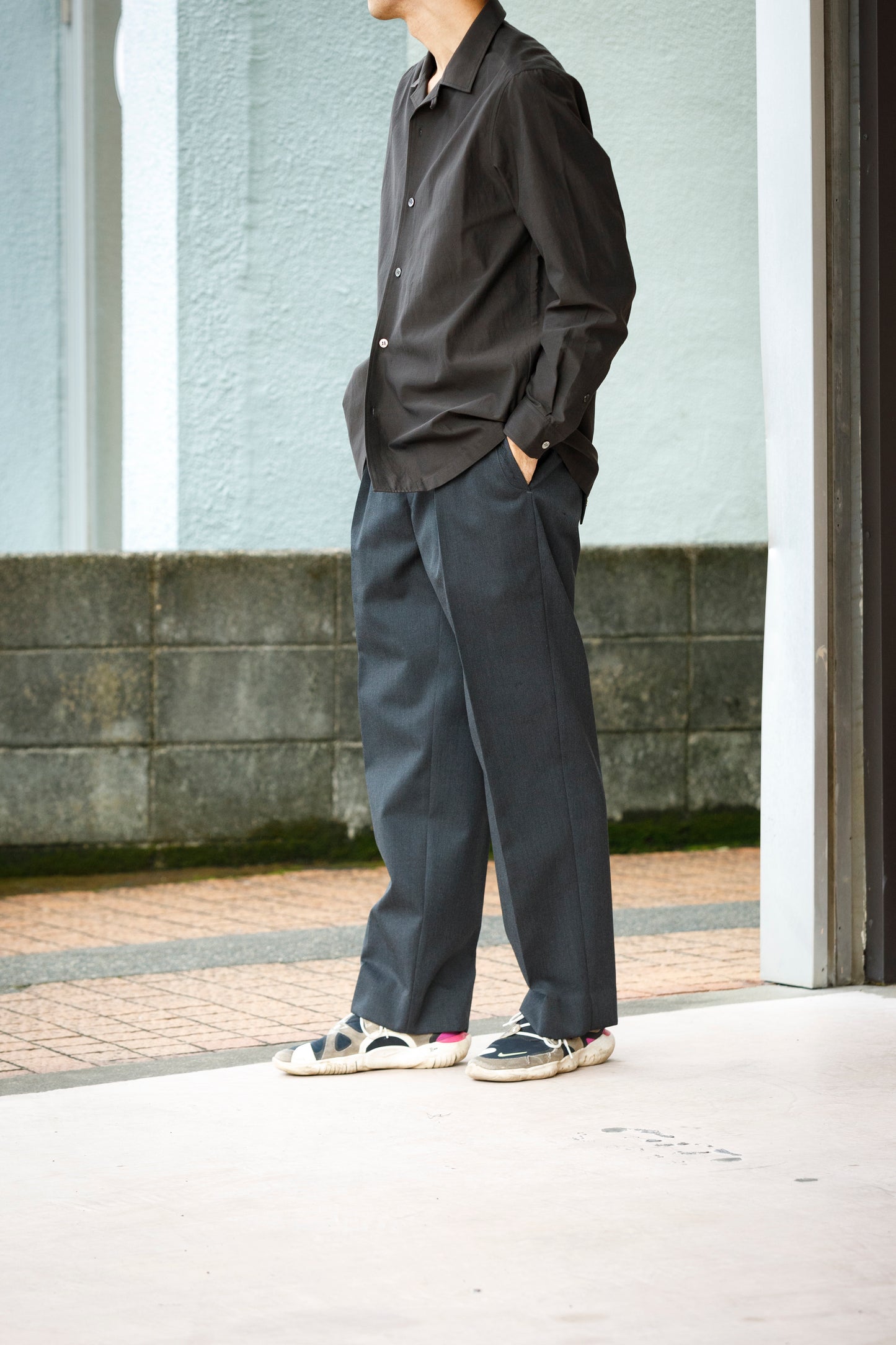 SARTO / 252-11001 TUCKER EMBROIDERY SLACKS(HIGH TWIST WOOL GABADINE) - CHACOAL
