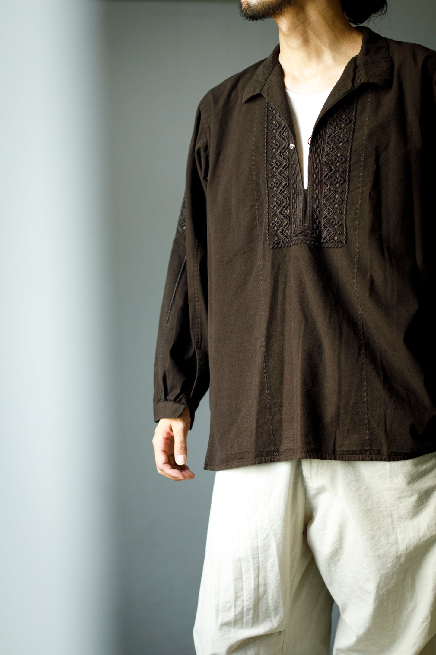 SARTO / COTTON CHANMBRAY EMBROIGERY SHIRT - DARK BROWN