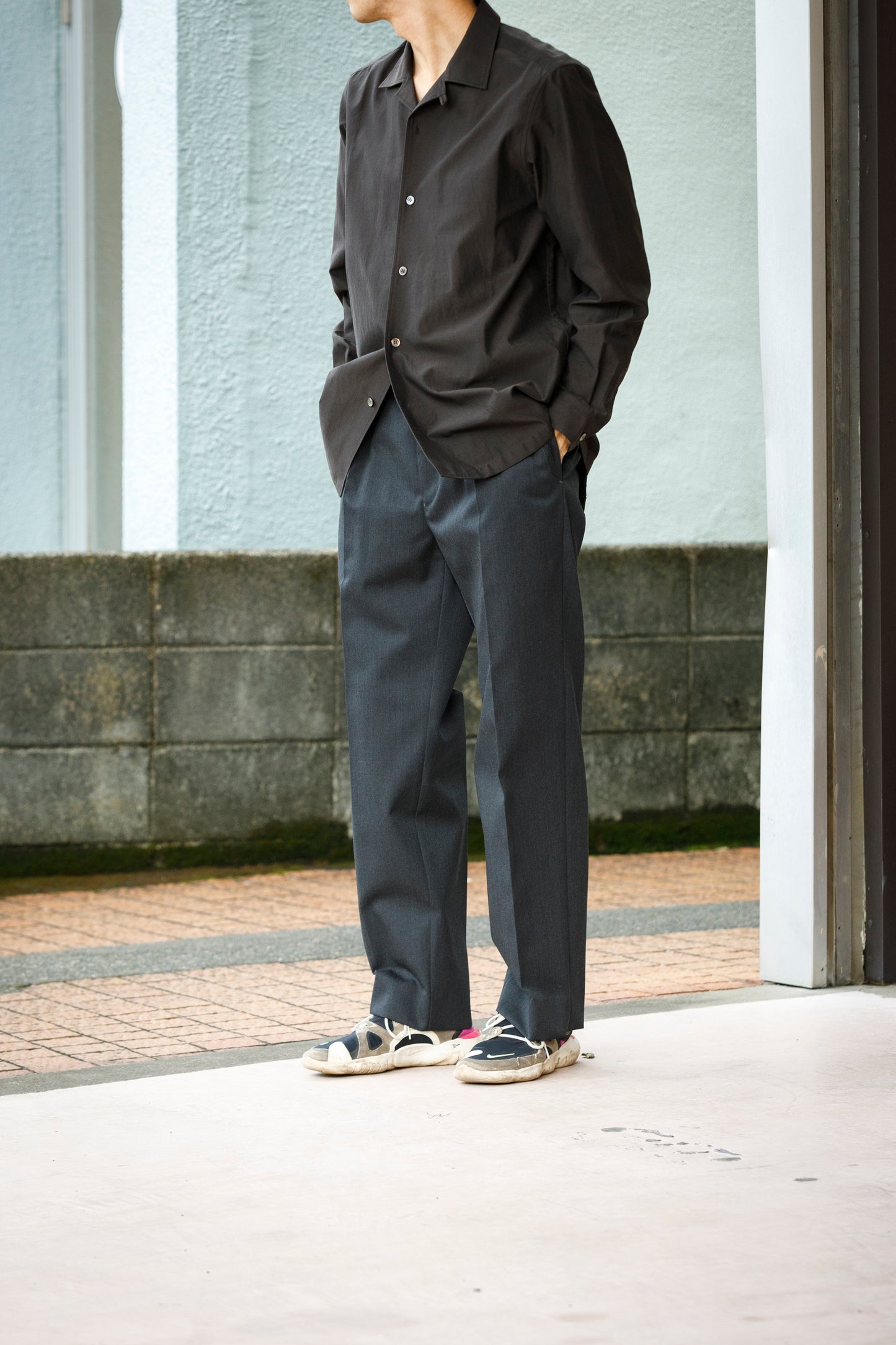 SARTO / 252-11001 TUCKER EMBROIDERY SLACKS(HIGH TWIST WOOL GABADINE) - CHACOAL