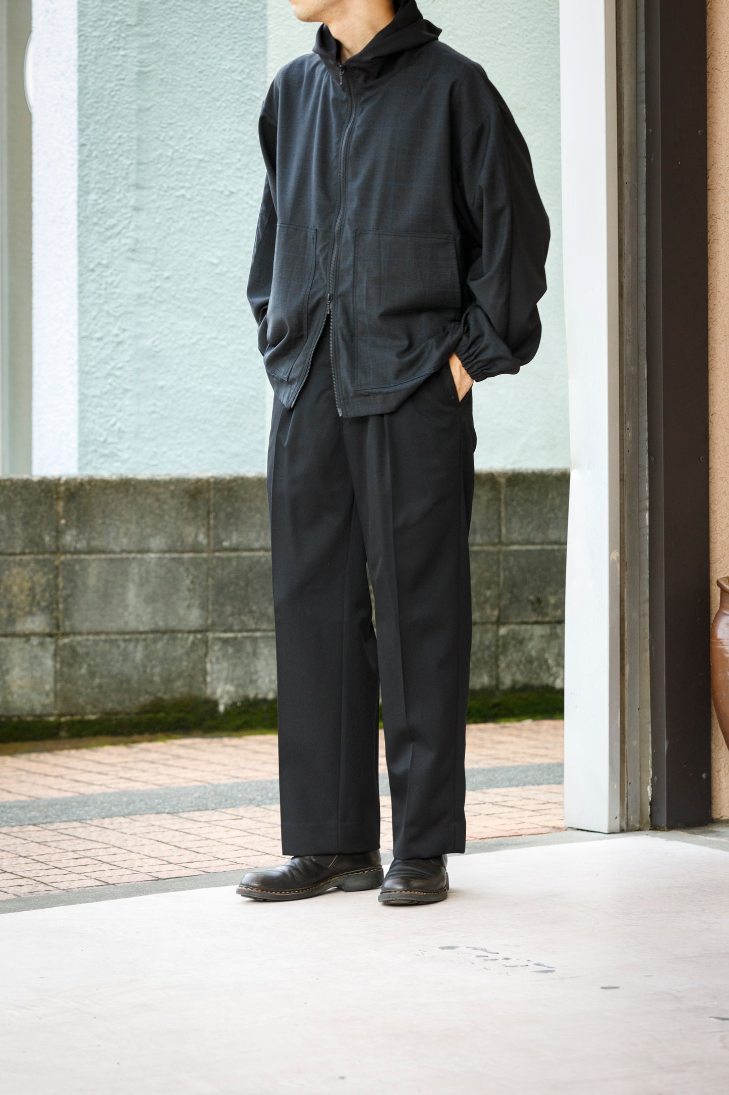 SARTO / 252-11001 TUCKER EMBROIDERY SLACKS(HIGH TWIST WOOL GABADINE) - BLACK