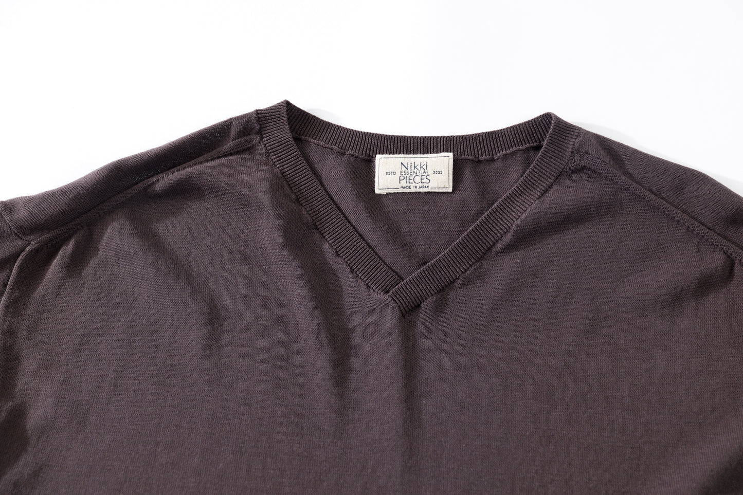 Nikki ESSENTIAL PIECE / Hight Twist V-neck Foot Ball Tee - Brown