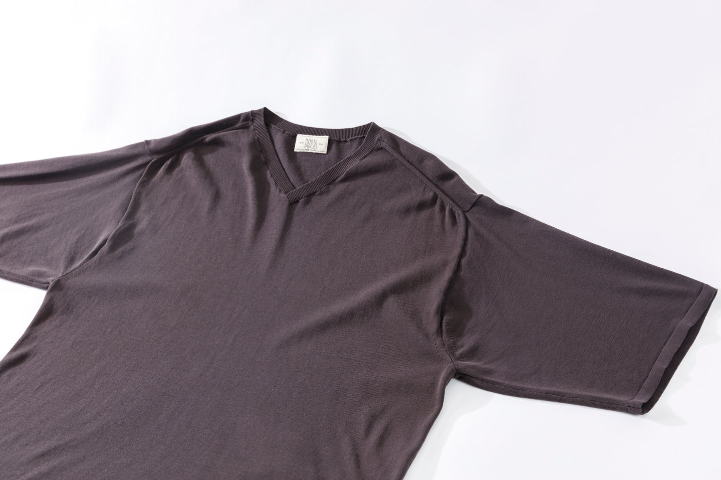 Nikki ESSENTIAL PIECE / Hight Twist V-neck Foot Ball Tee - Brown