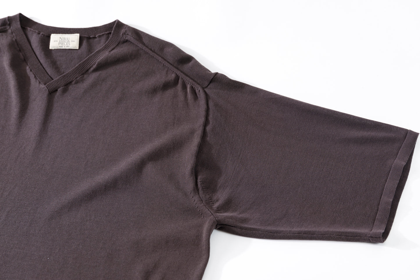 Nikki ESSENTIAL PIECE / Hight Twist V-neck Foot Ball Tee - Brown