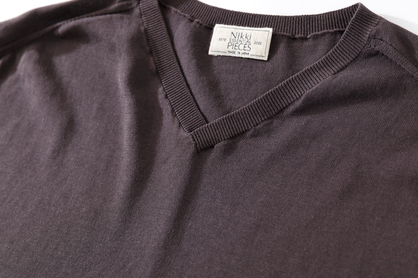 Nikki ESSENTIAL PIECE / Hight Twist V-neck Foot Ball Tee - Brown