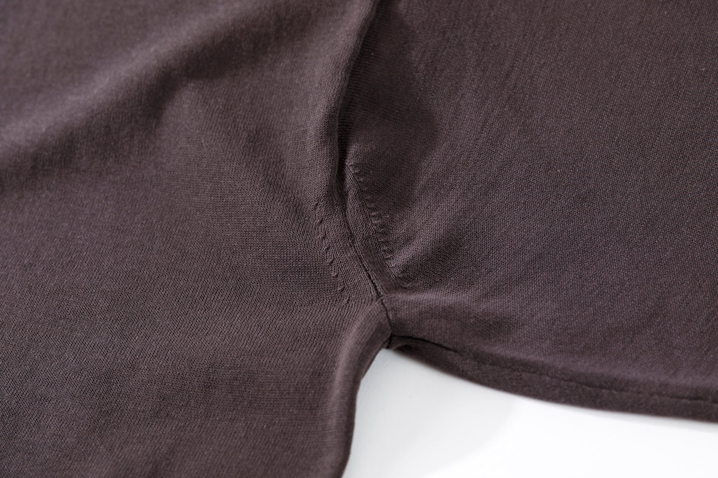 Nikki ESSENTIAL PIECE / Hight Twist V-neck Foot Ball Tee - Brown
