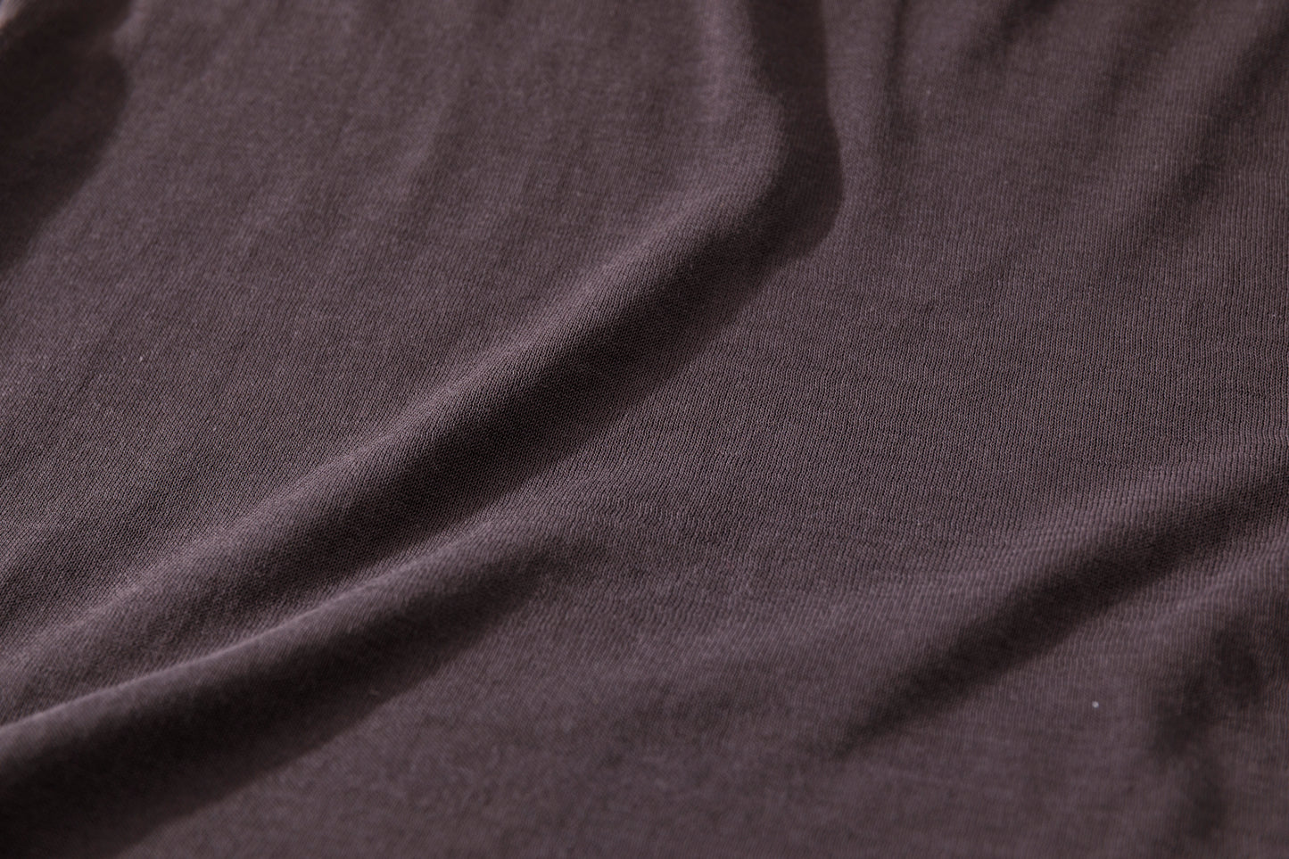 Nikki ESSENTIAL PIECE / Hight Twist V-neck Foot Ball Tee - Brown