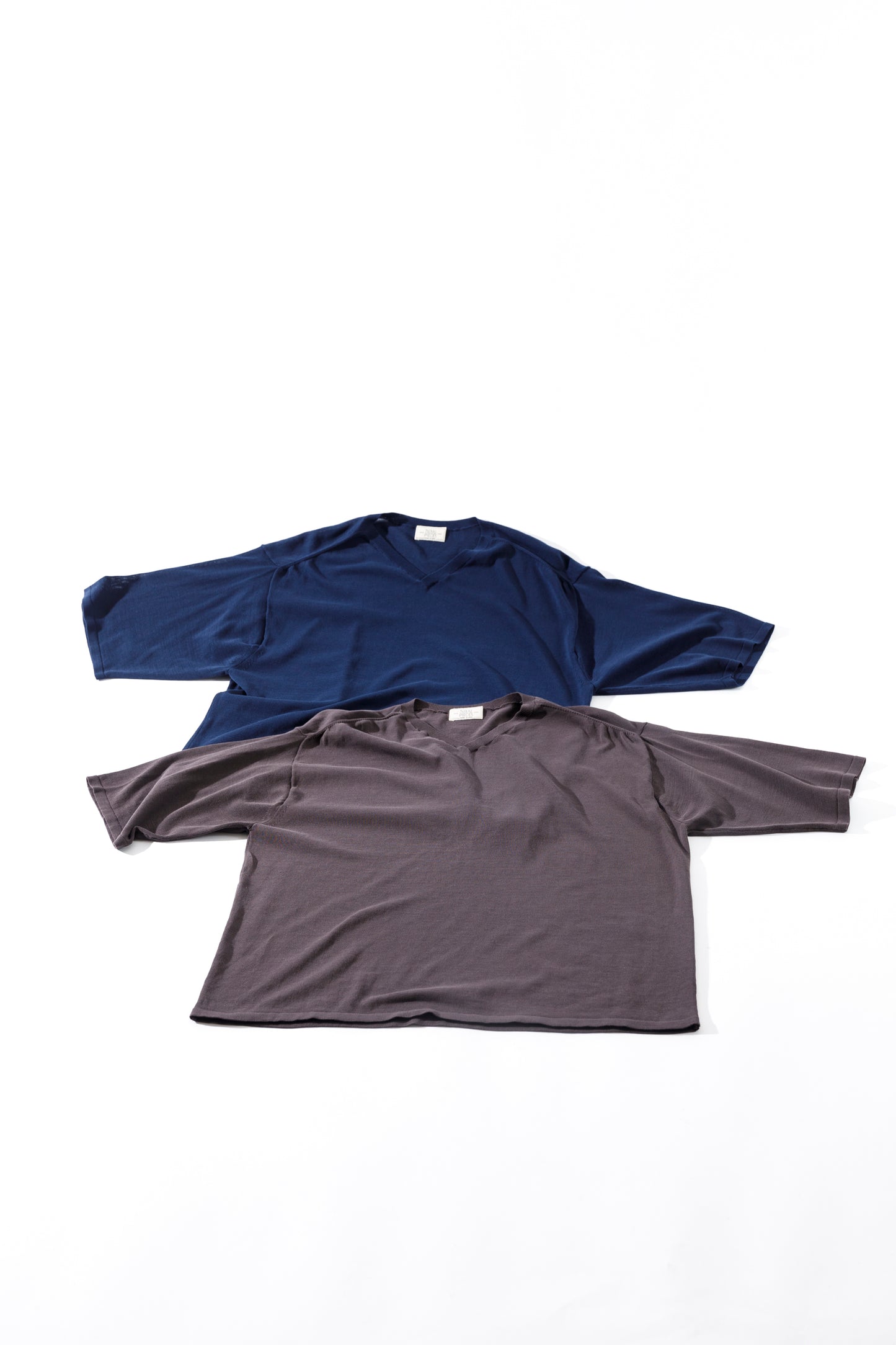 Nikki ESSENTIAL PIECE / Hight Twist V-neck Foot Ball Tee - Brown