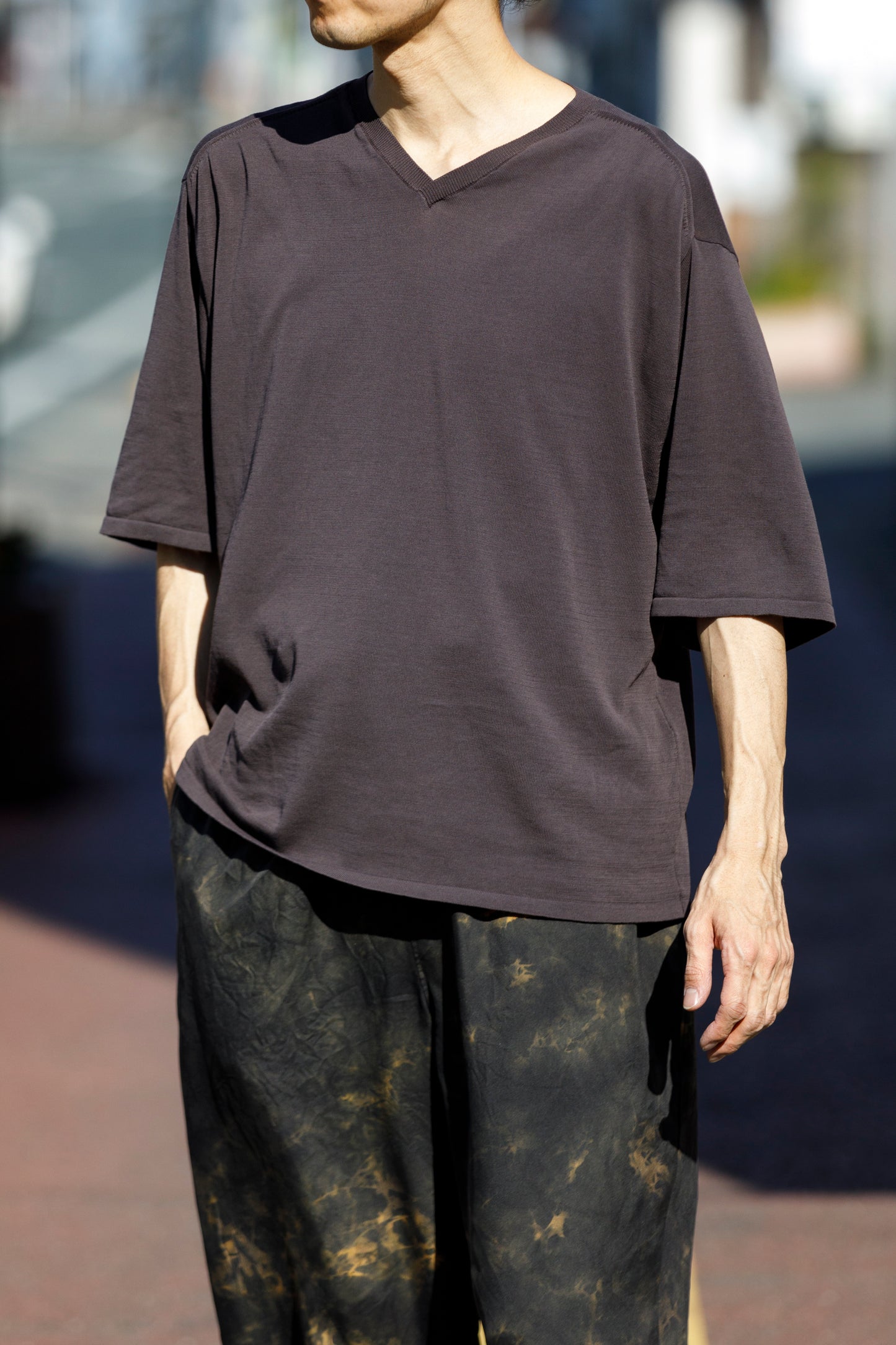 Nikki ESSENTIAL PIECE / Hight Twist V-neck Foot Ball Tee - Brown