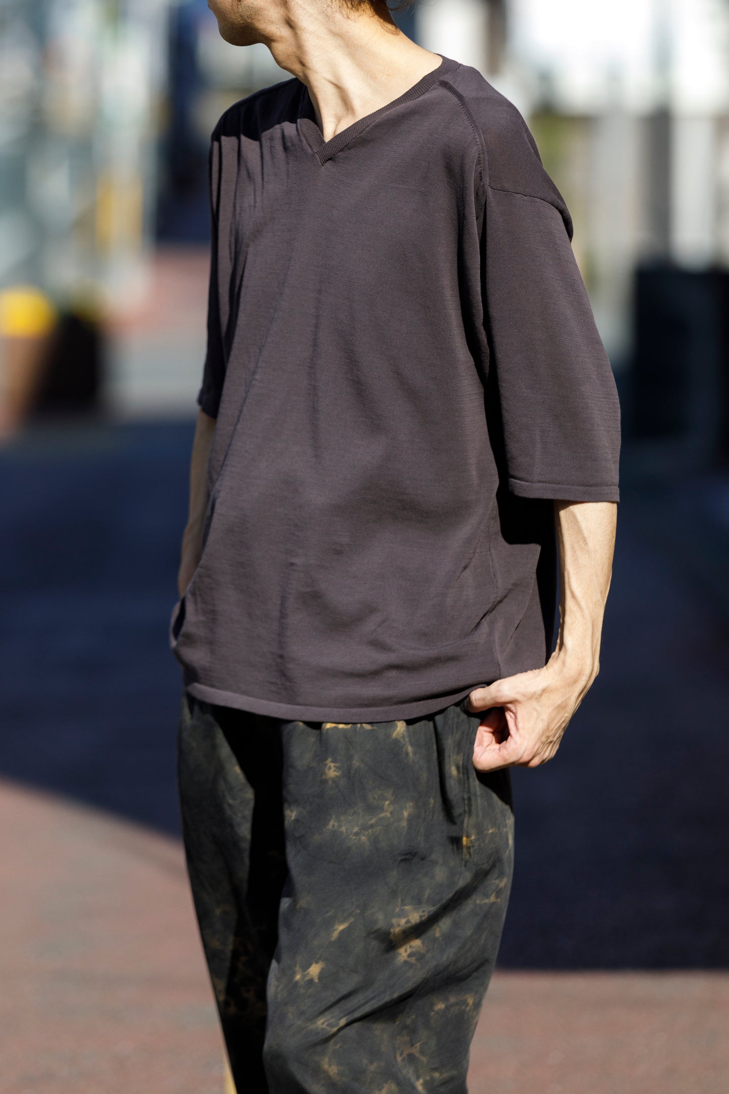 Nikki ESSENTIAL PIECE / Hight Twist V-neck Foot Ball Tee - Brown