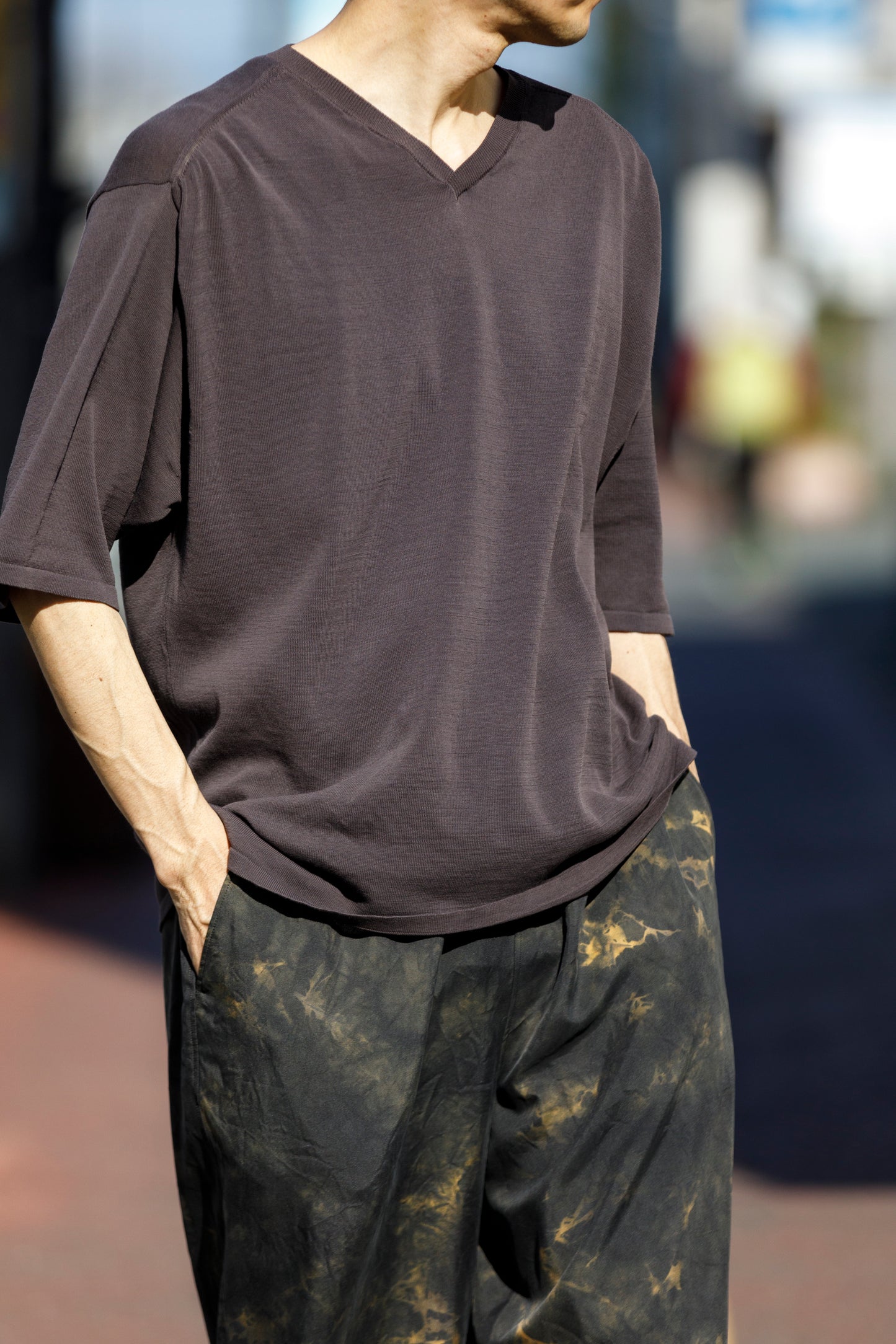 Nikki ESSENTIAL PIECE / Hight Twist V-neck Foot Ball Tee - Brown