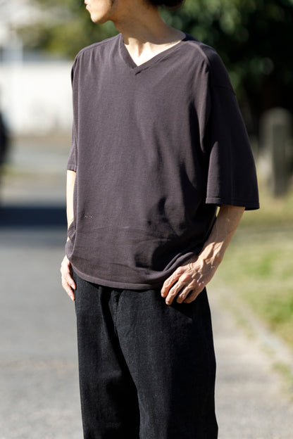 Nikki ESSENTIAL PIECE / Hight Twist V-neck Foot Ball Tee - Brown