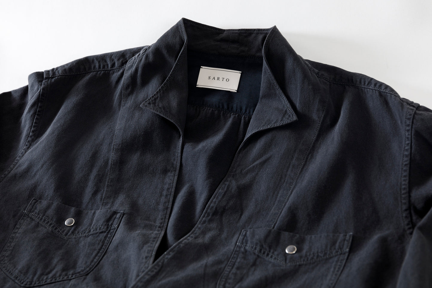 SARTO / LIGHT SELVAGE DENIM WING COLLAR SHIRT - WASHED BLACK