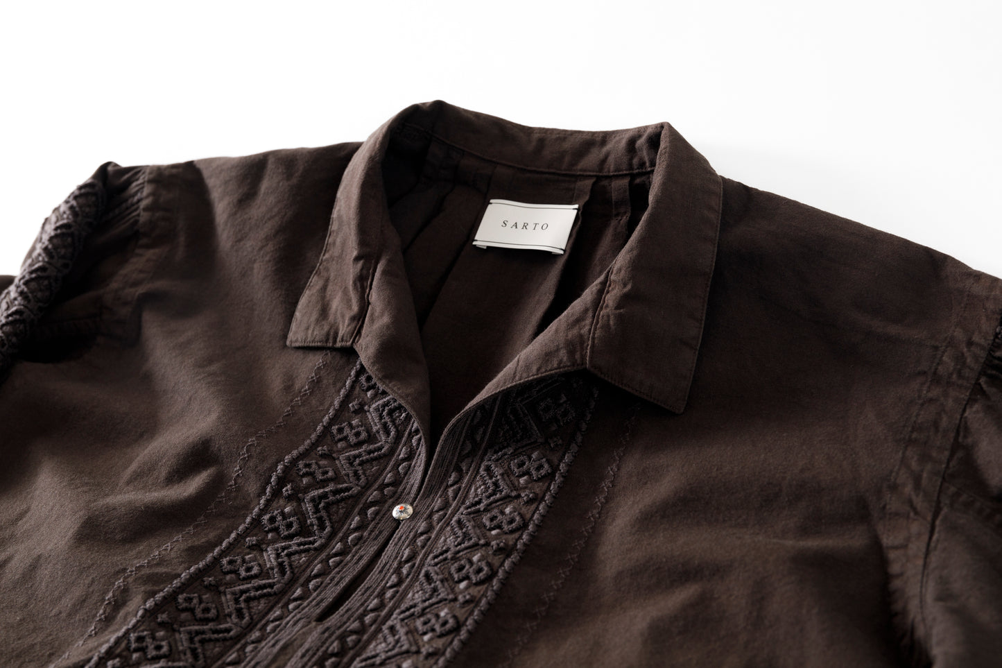SARTO / COTTON CHANMBRAY EMBROIGERY SHIRT - DARK BROWN