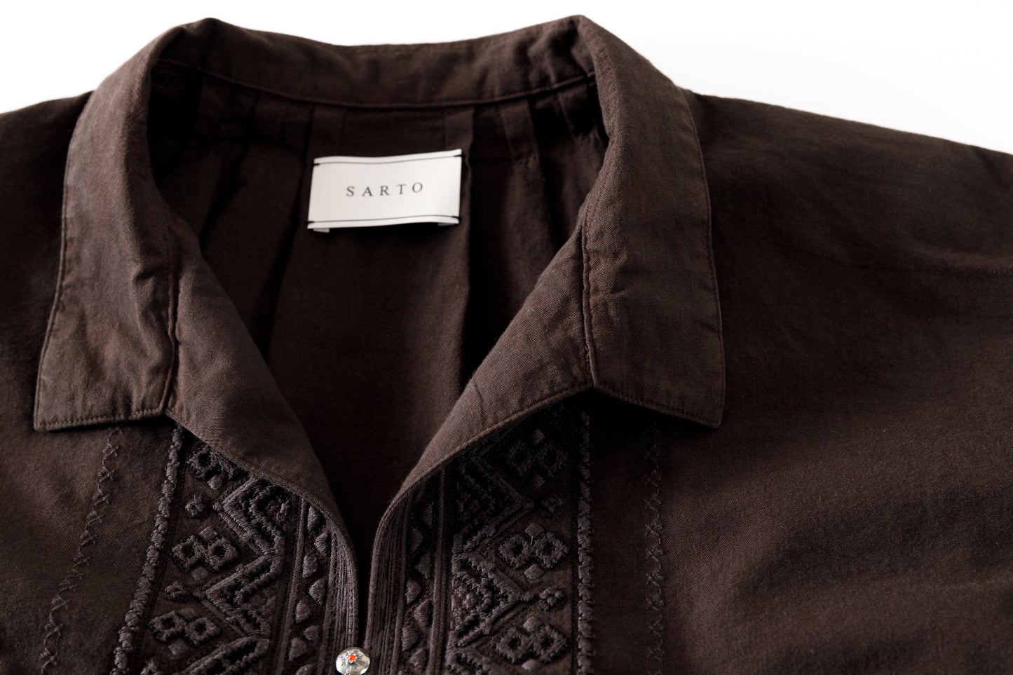 SARTO / COTTON CHANMBRAY EMBROIGERY SHIRT - DARK BROWN