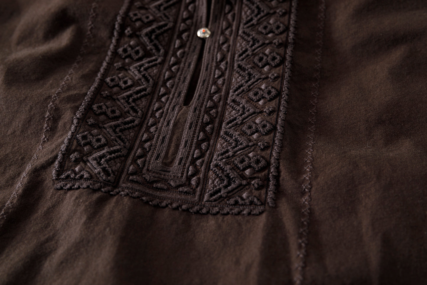 SARTO / COTTON CHANMBRAY EMBROIGERY SHIRT - DARK BROWN