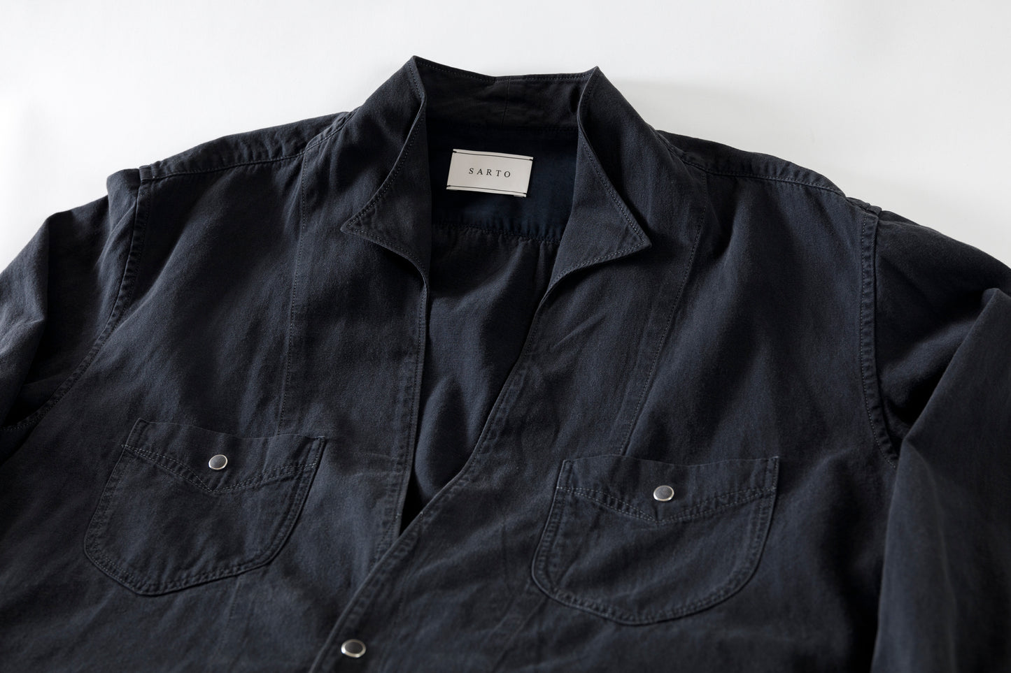 SARTO / LIGHT SELVAGE DENIM WING COLLAR SHIRT - WASHED BLACK