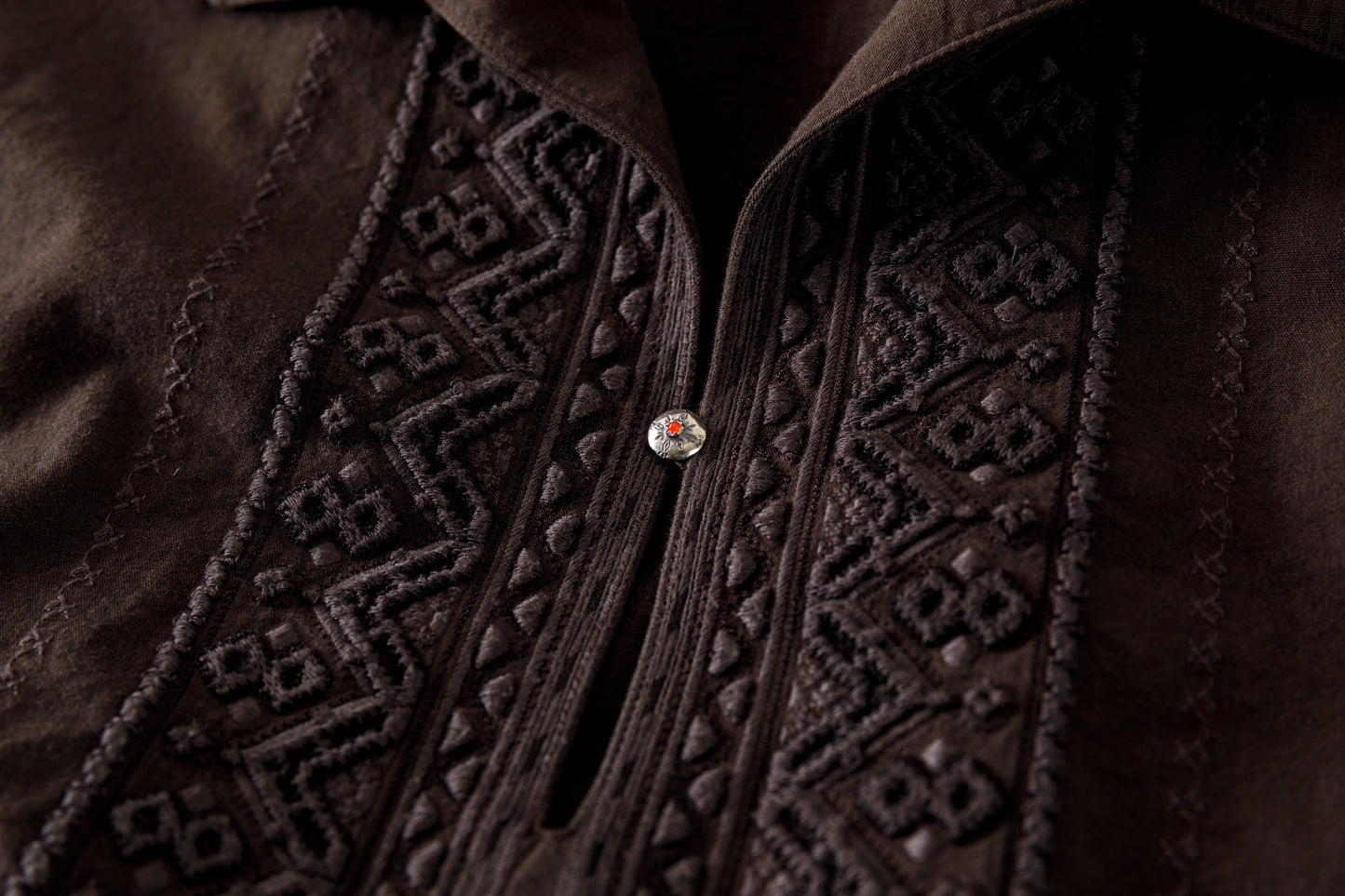 SARTO / COTTON CHANMBRAY EMBROIGERY SHIRT - DARK BROWN