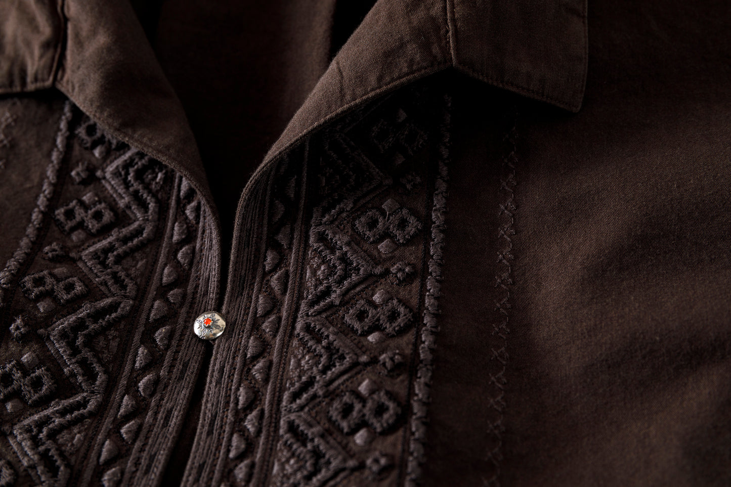 SARTO / COTTON CHANMBRAY EMBROIGERY SHIRT - DARK BROWN