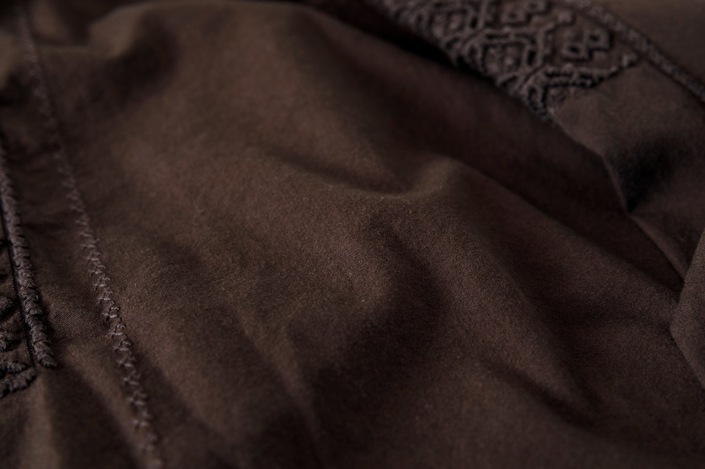 SARTO / COTTON CHANMBRAY EMBROIGERY SHIRT - DARK BROWN