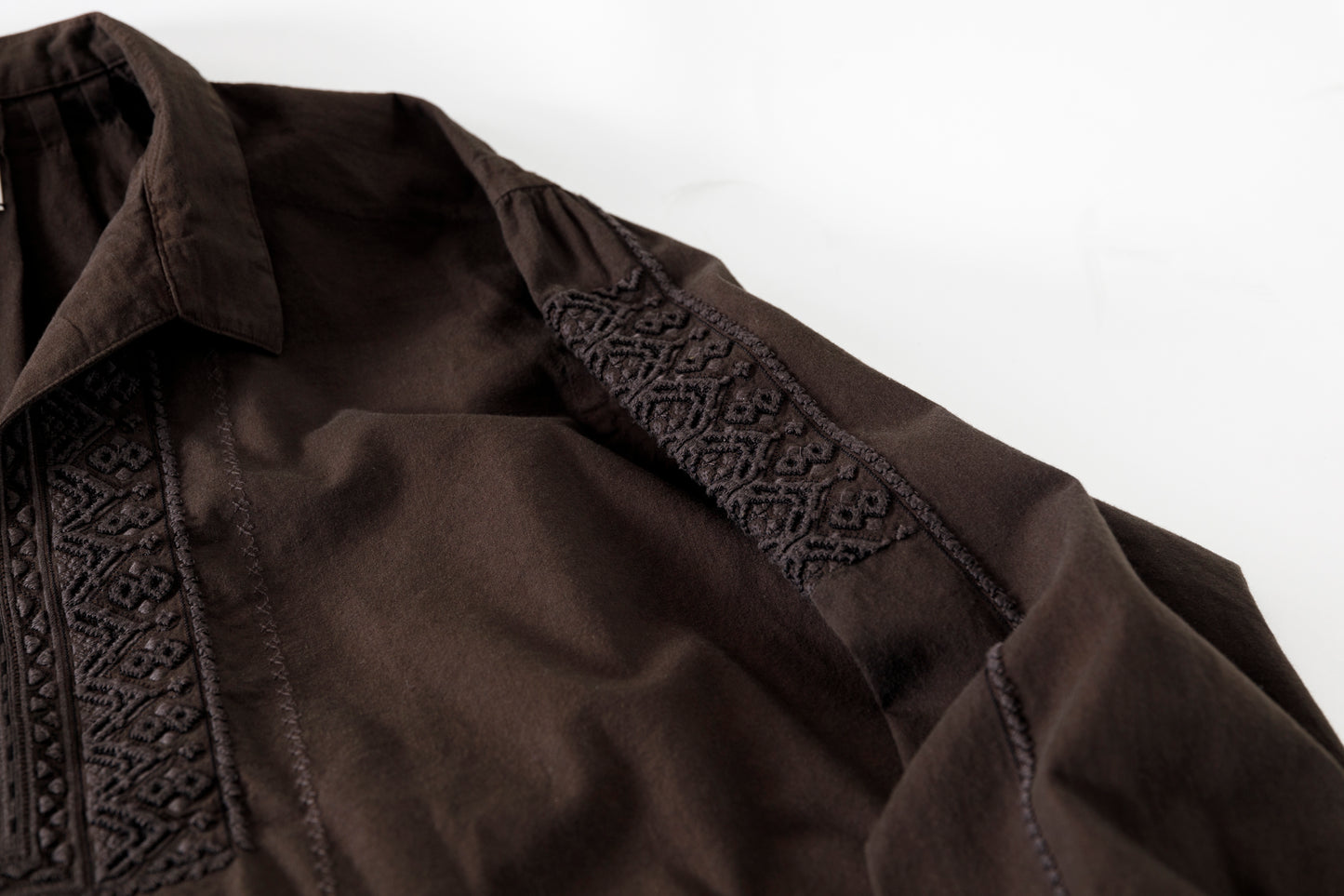 SARTO / COTTON CHANMBRAY EMBROIGERY SHIRT - DARK BROWN
