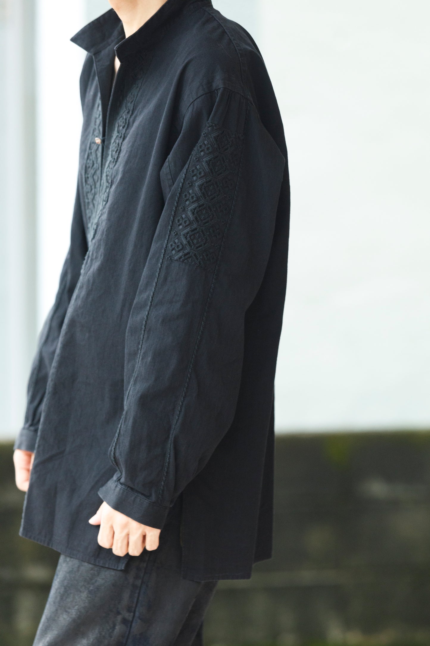 SARTO / COTTON CHANMBRAY EMBROIGERY SHIRT - BLACK