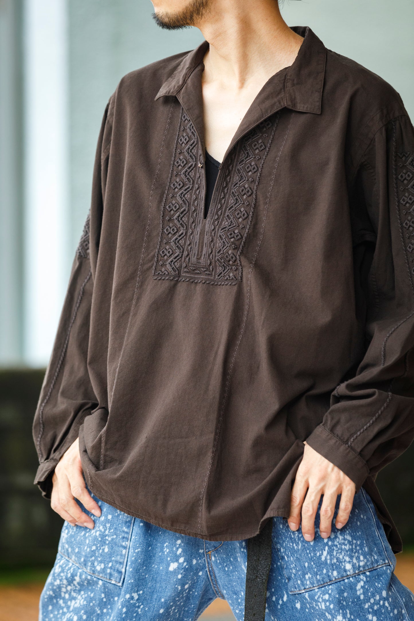 SARTO / COTTON CHANMBRAY EMBROIGERY SHIRT - DARK BROWN
