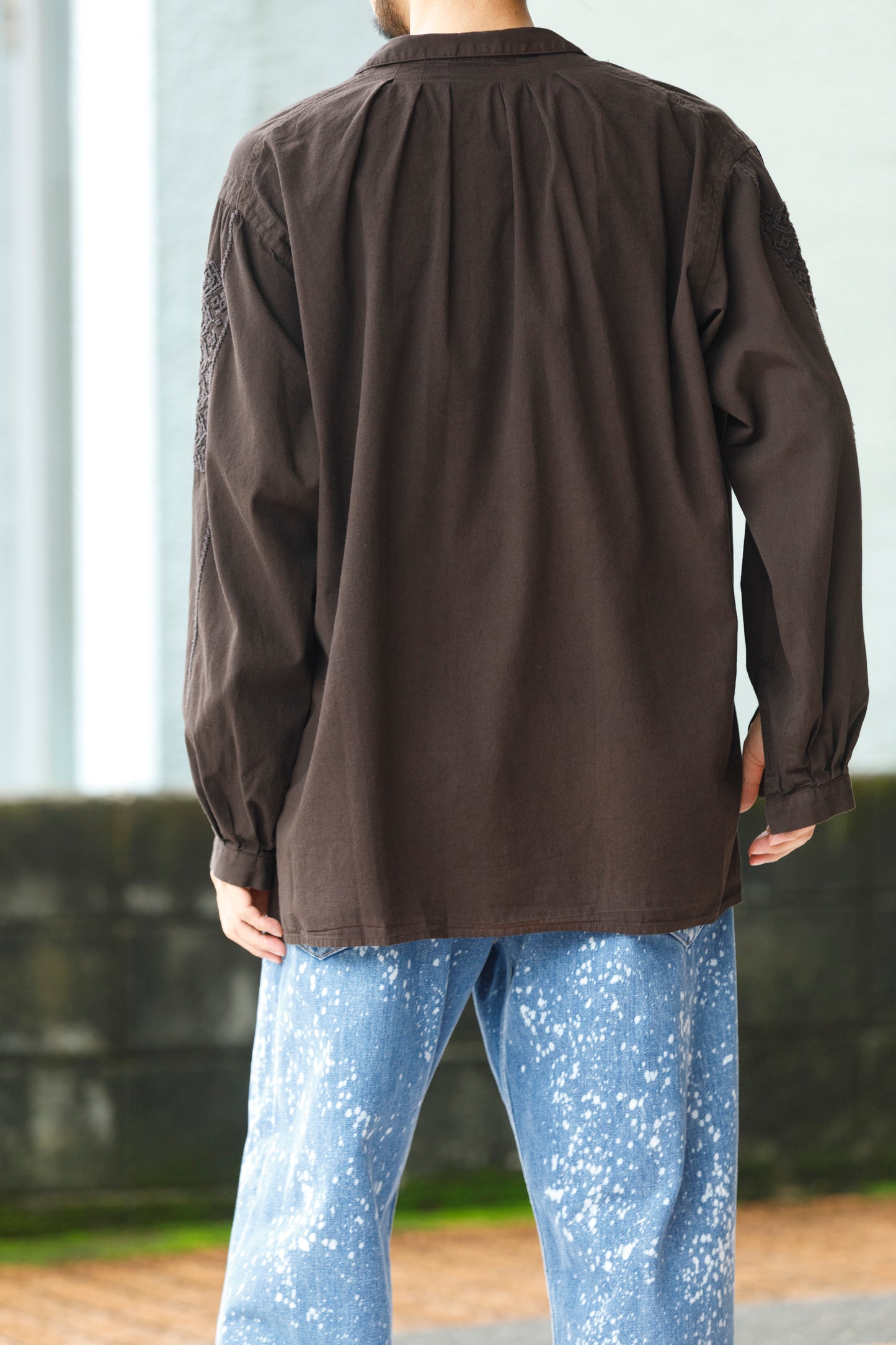 SARTO / COTTON CHANMBRAY EMBROIGERY SHIRT - DARK BROWN