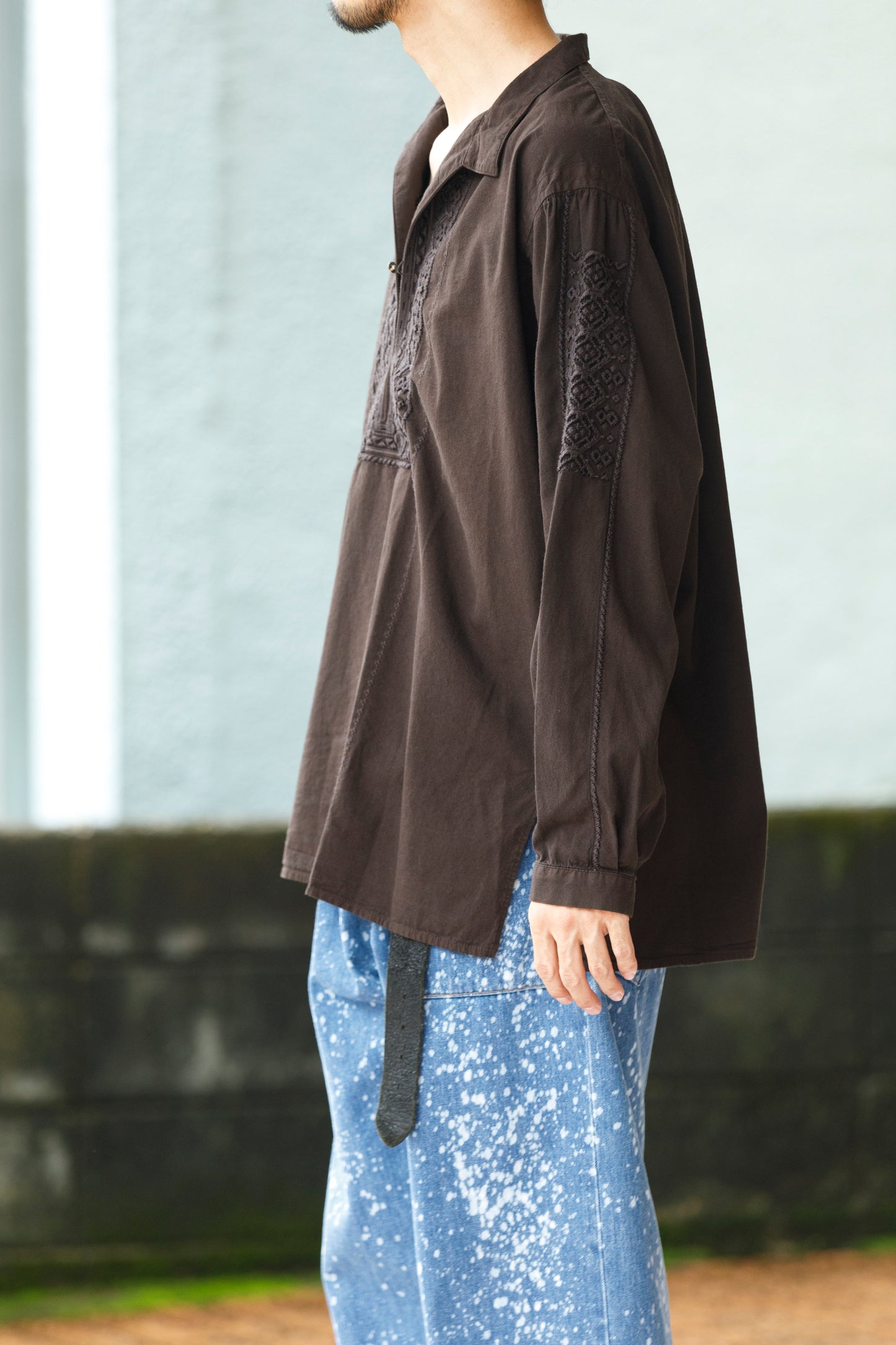 SARTO / COTTON CHANMBRAY EMBROIGERY SHIRT - DARK BROWN