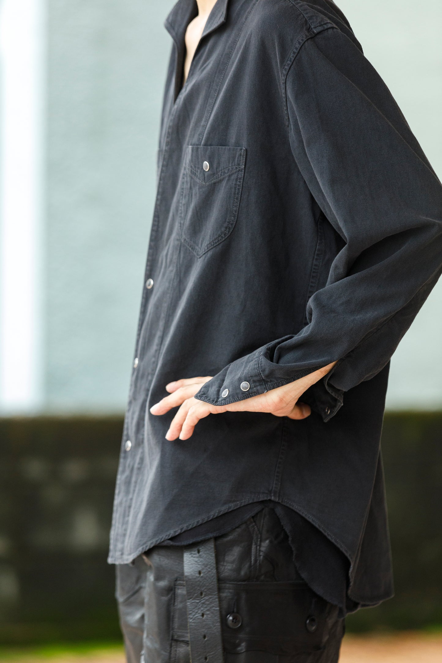 SARTO / LIGHT SELVAGE DENIM WING COLLAR SHIRT - WASHED BLACK