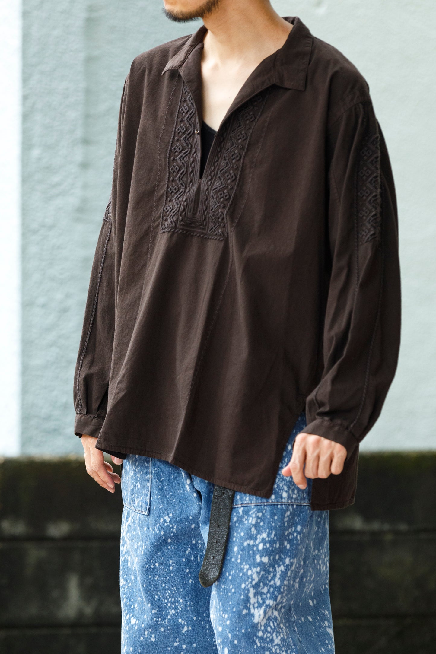 SARTO / COTTON CHANMBRAY EMBROIGERY SHIRT - DARK BROWN