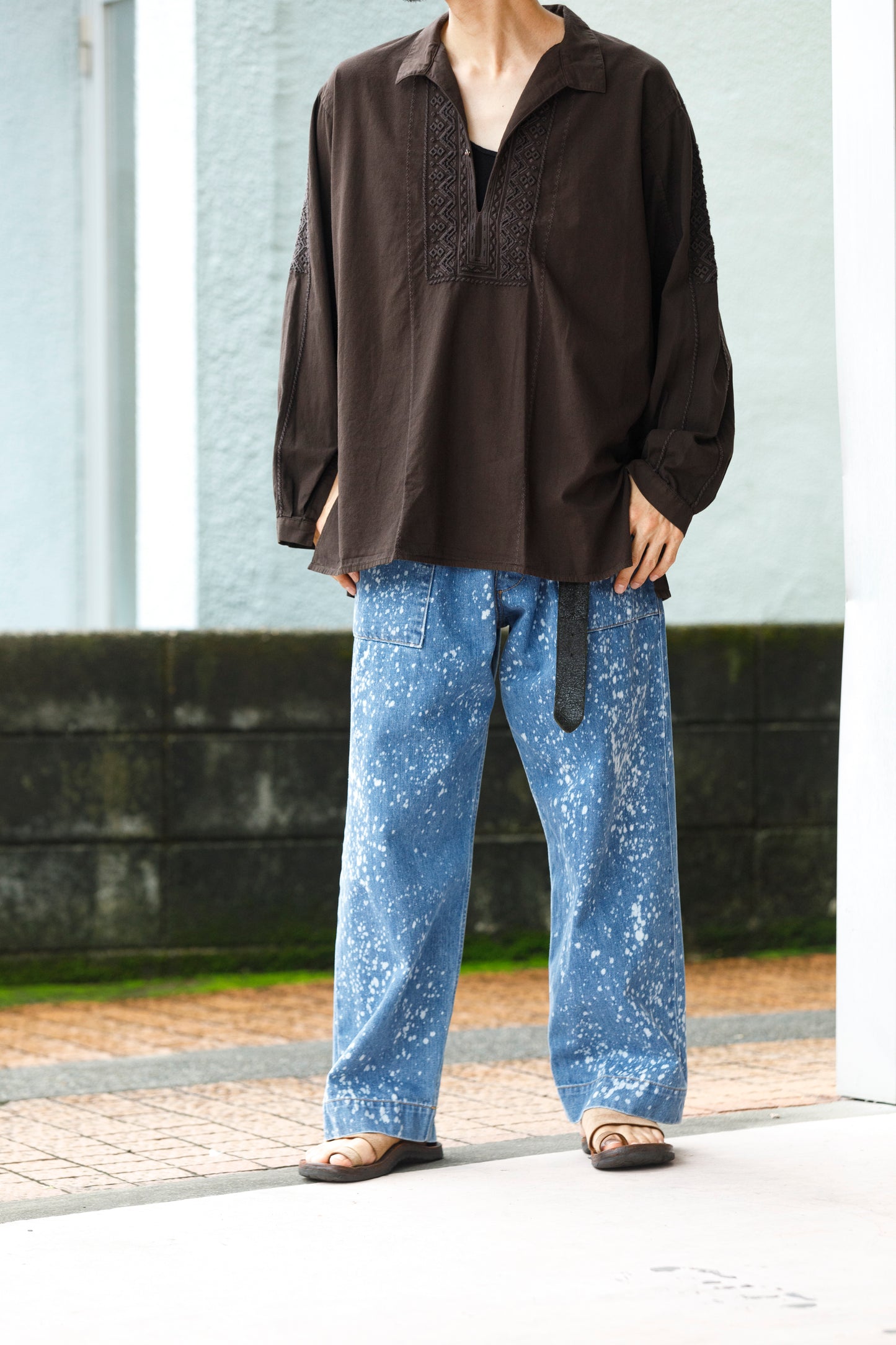 SARTO / COTTON CHANMBRAY EMBROIGERY SHIRT - DARK BROWN