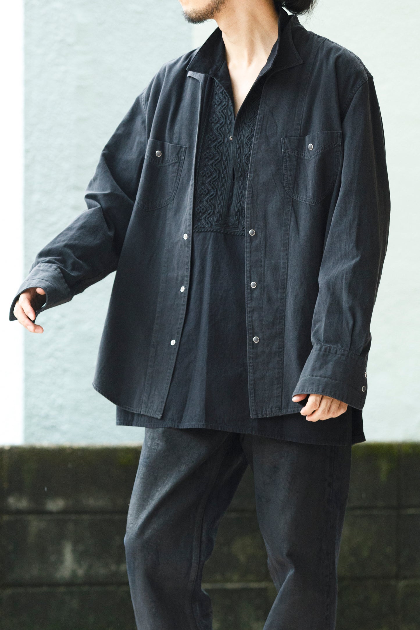 SARTO / LIGHT SELVAGE DENIM WING COLLAR SHIRT - WASHED BLACK