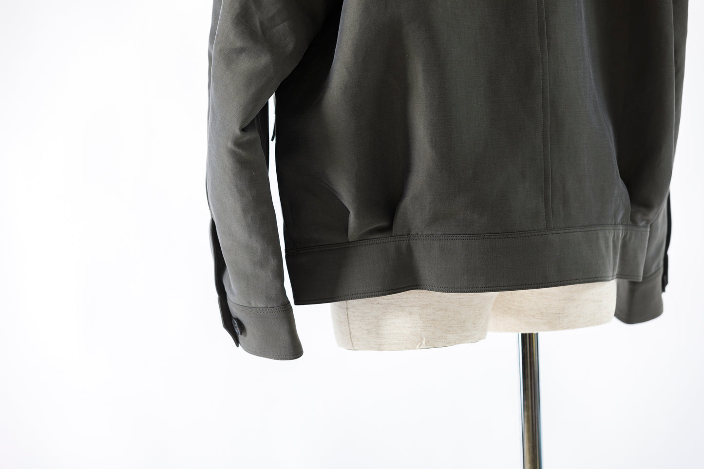 山内 / 26221 シルクコットンクロス・ジップジャケット - KHAKI