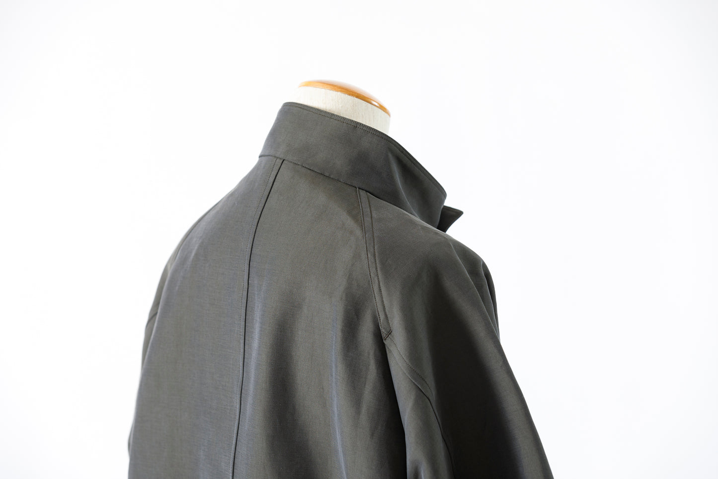 山内 / 26221 シルクコットンクロス・ジップジャケット - KHAKI