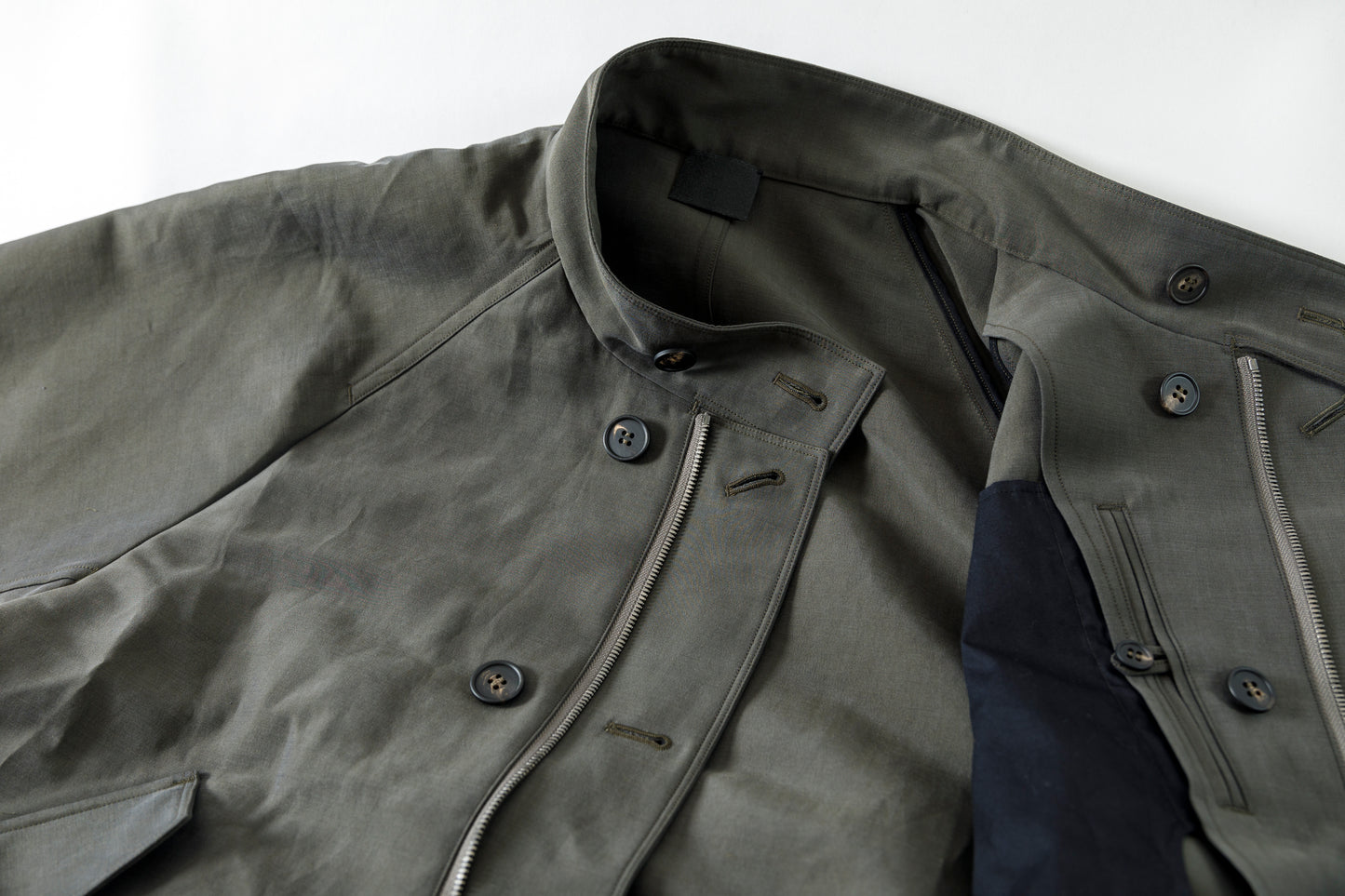 山内 / 26221 シルクコットンクロス・ジップジャケット - KHAKI