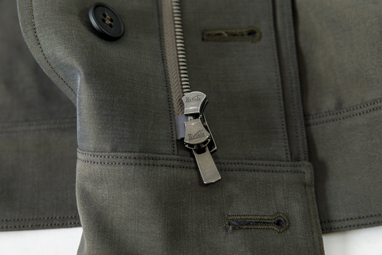山内 / 26221 シルクコットンクロス・ジップジャケット - KHAKI
