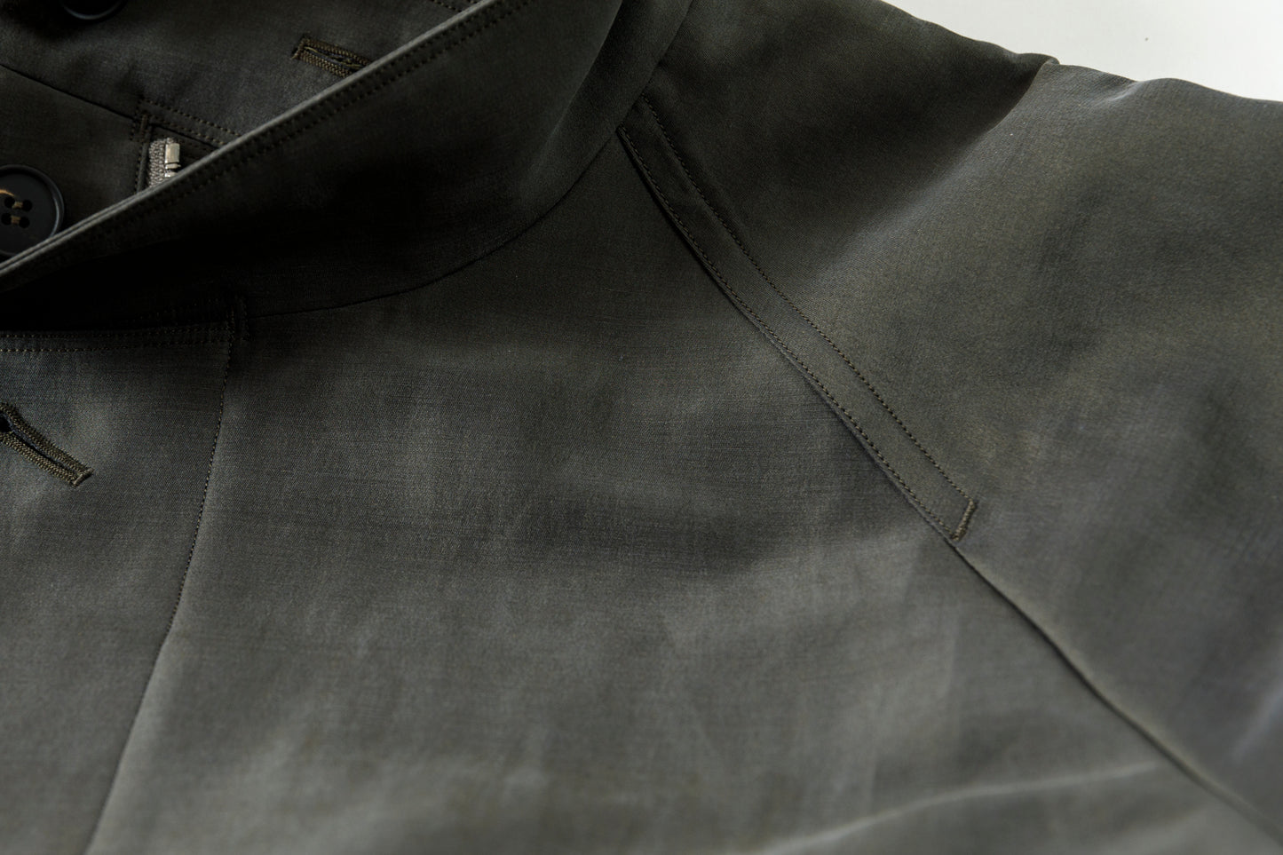 山内 / 26221 シルクコットンクロス・ジップジャケット - KHAKI