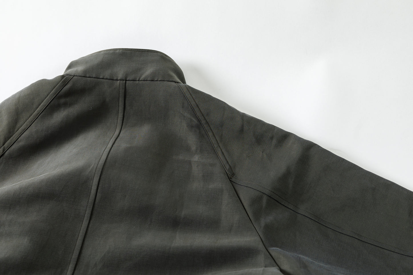 山内 / 26221 シルクコットンクロス・ジップジャケット - KHAKI