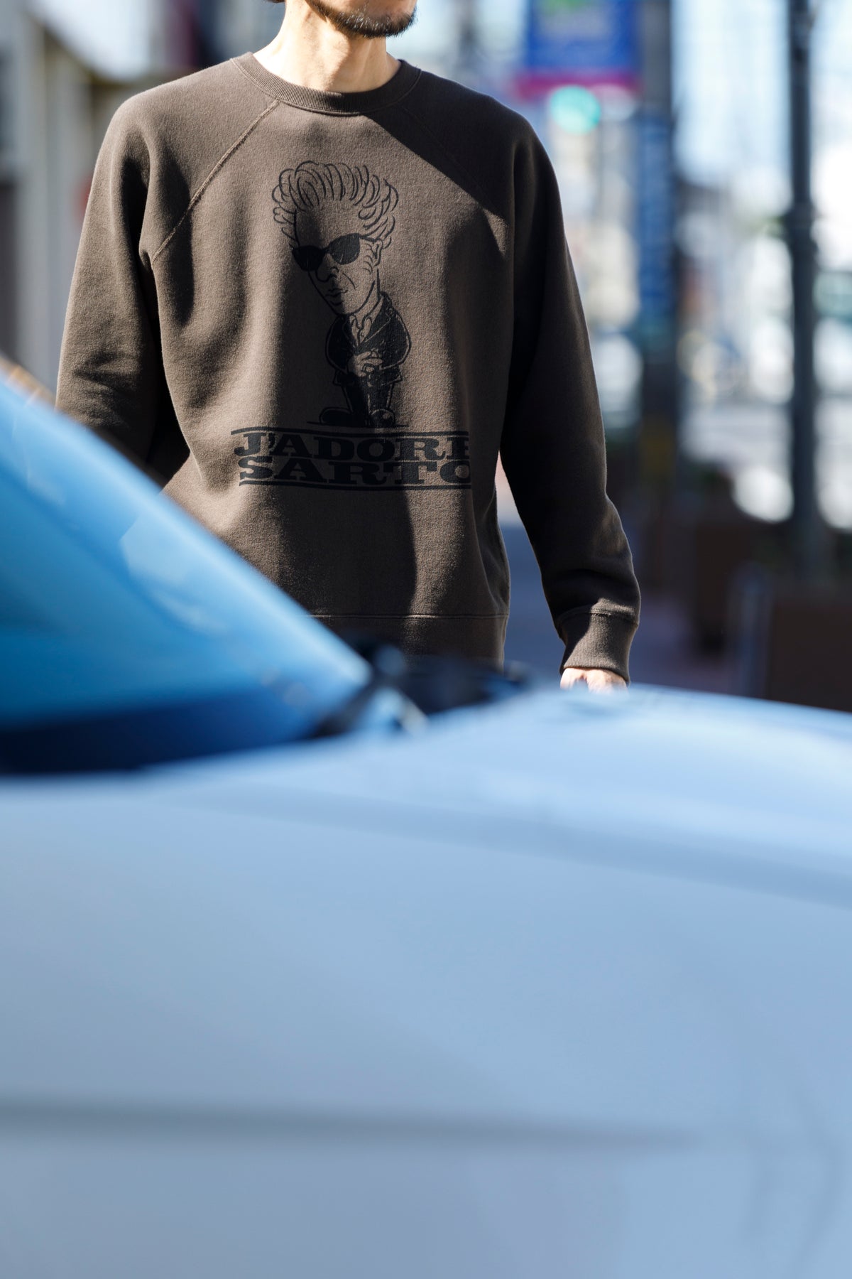 SARTO × J'ADORE GODARD / FILM DIRECTOR CREW NECK L/S - DARK BROWN