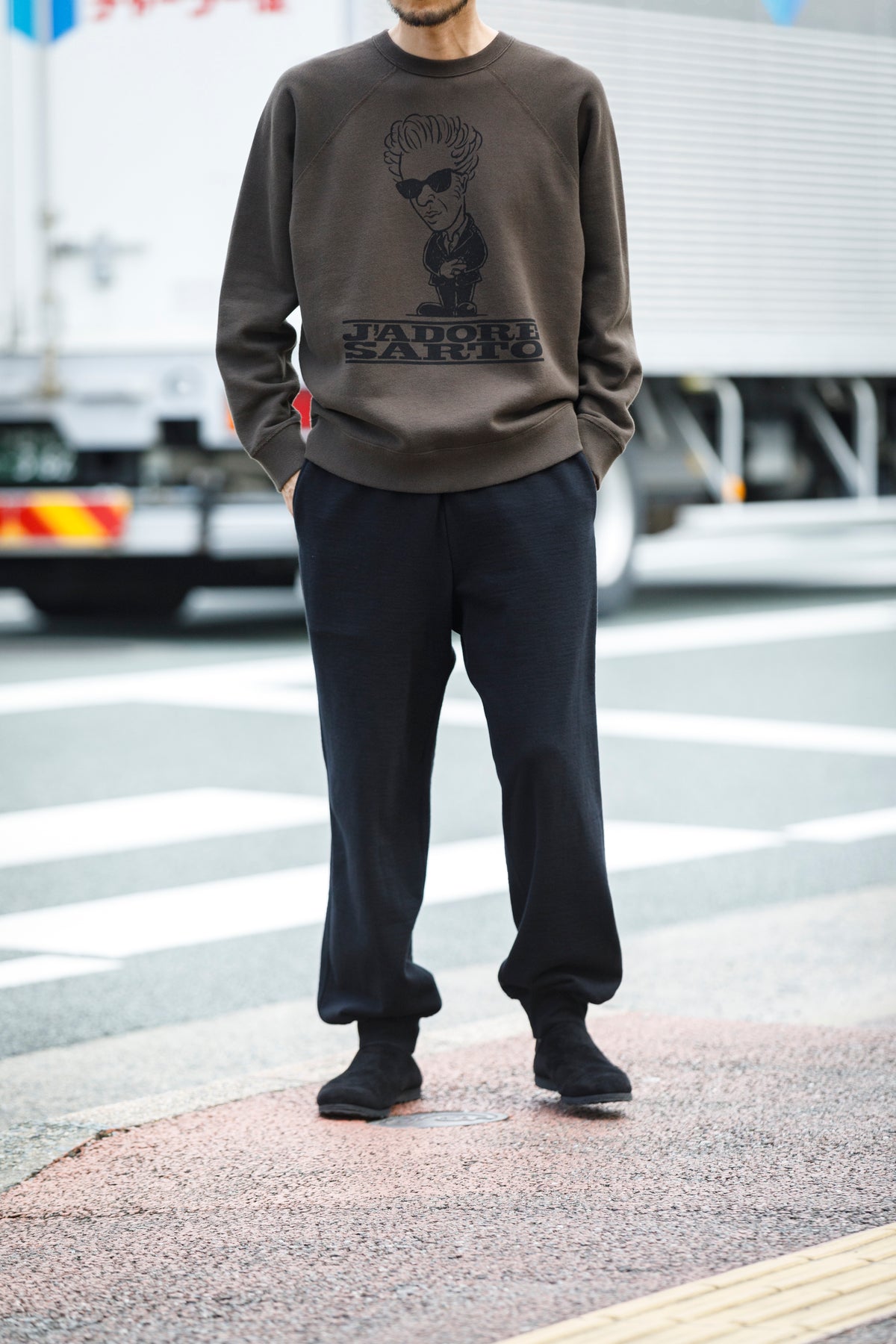 SARTO × J'ADORE GODARD / FILM DIRECTOR CREW NECK L/S - DARK BROWN