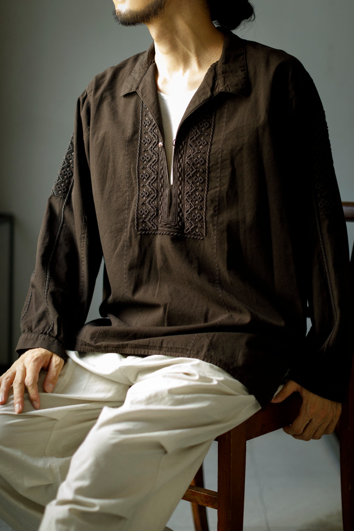SARTO / COTTON CHANMBRAY EMBROIGERY SHIRT - DARK BROWN