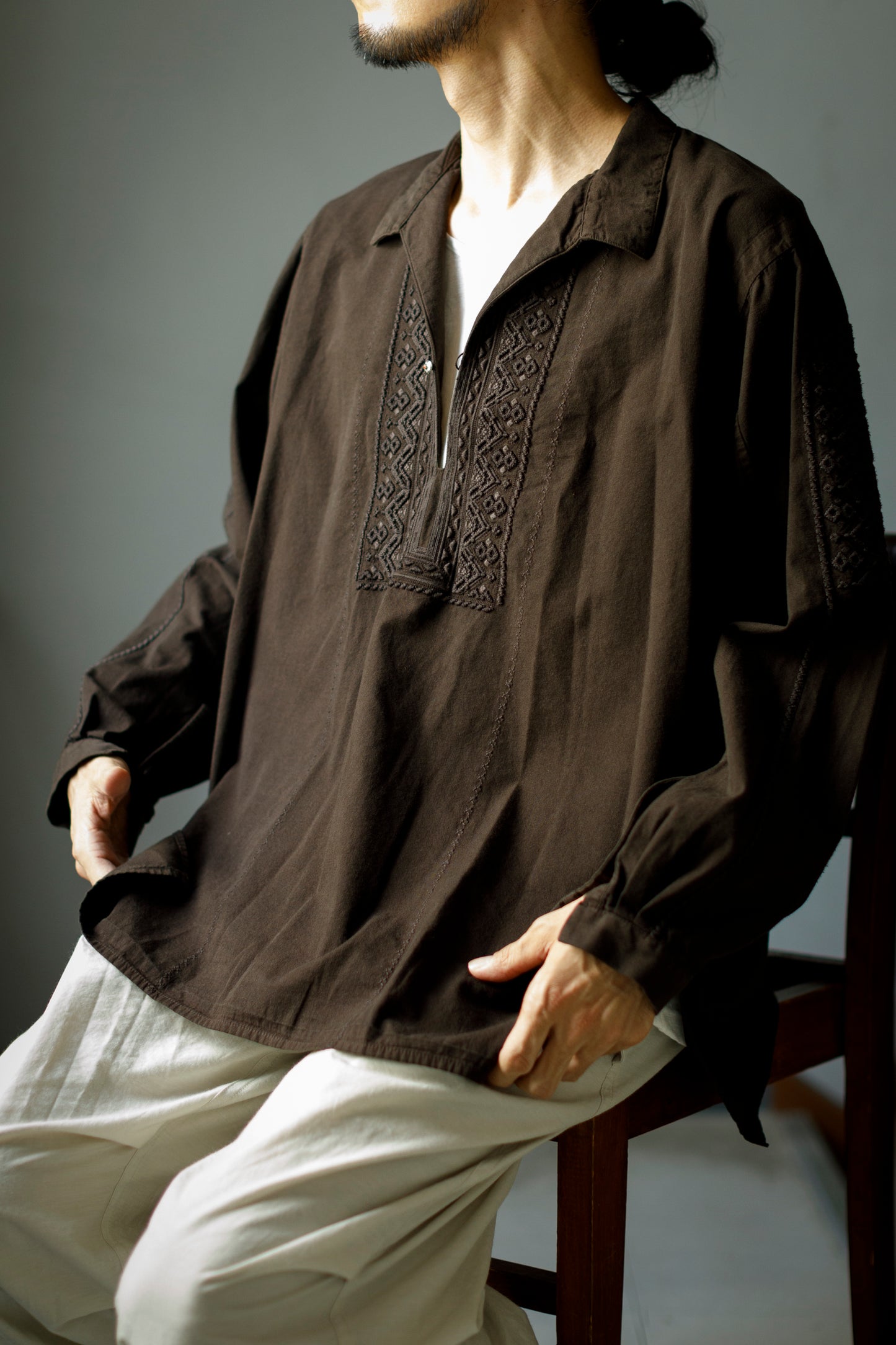 SARTO / COTTON CHANMBRAY EMBROIGERY SHIRT - DARK BROWN