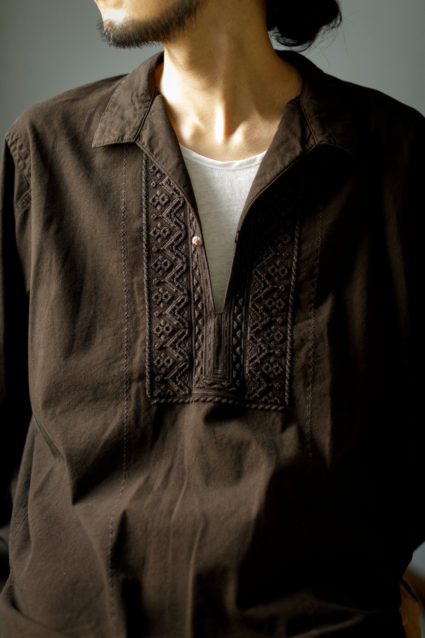 SARTO / COTTON CHANMBRAY EMBROIGERY SHIRT - DARK BROWN