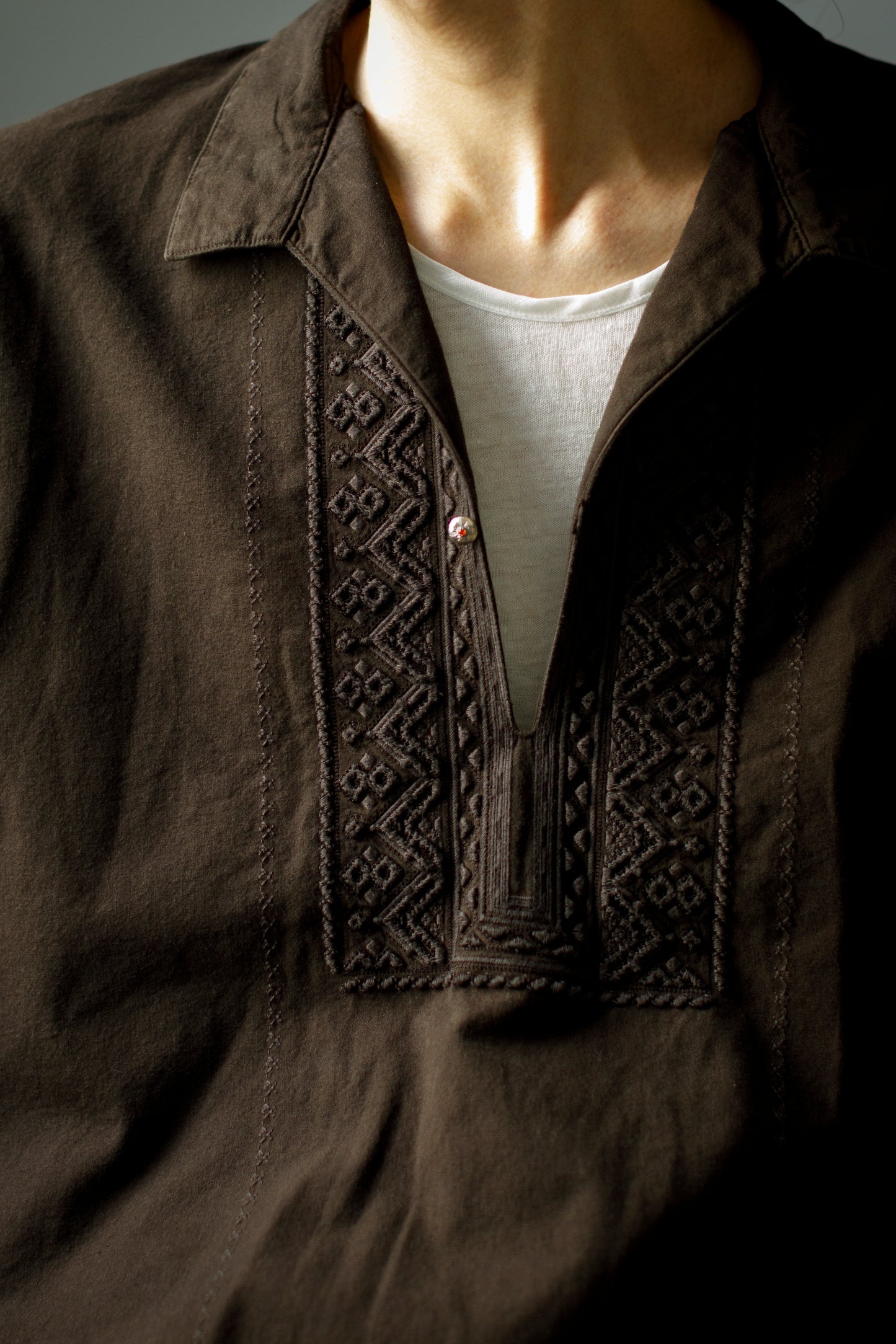 SARTO / COTTON CHANMBRAY EMBROIGERY SHIRT - DARK BROWN