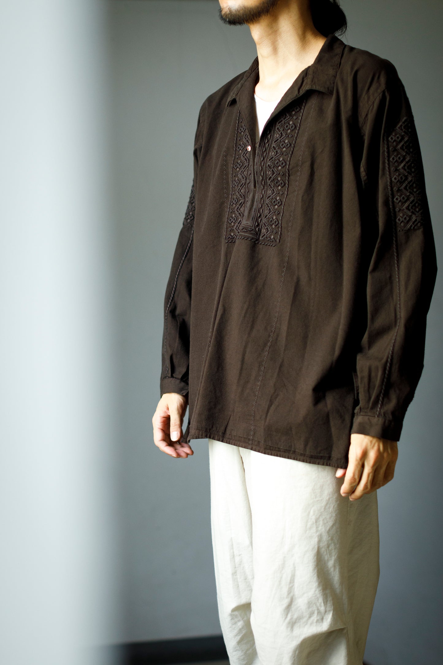 SARTO / COTTON CHANMBRAY EMBROIGERY SHIRT - DARK BROWN