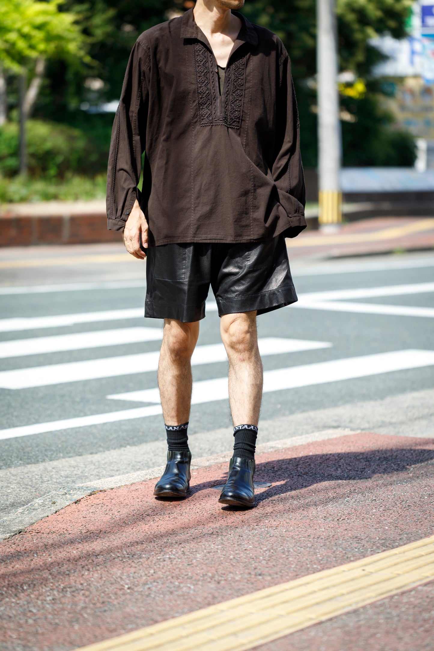 SARTO / COTTON CHANMBRAY EMBROIGERY SHIRT - DARK BROWN