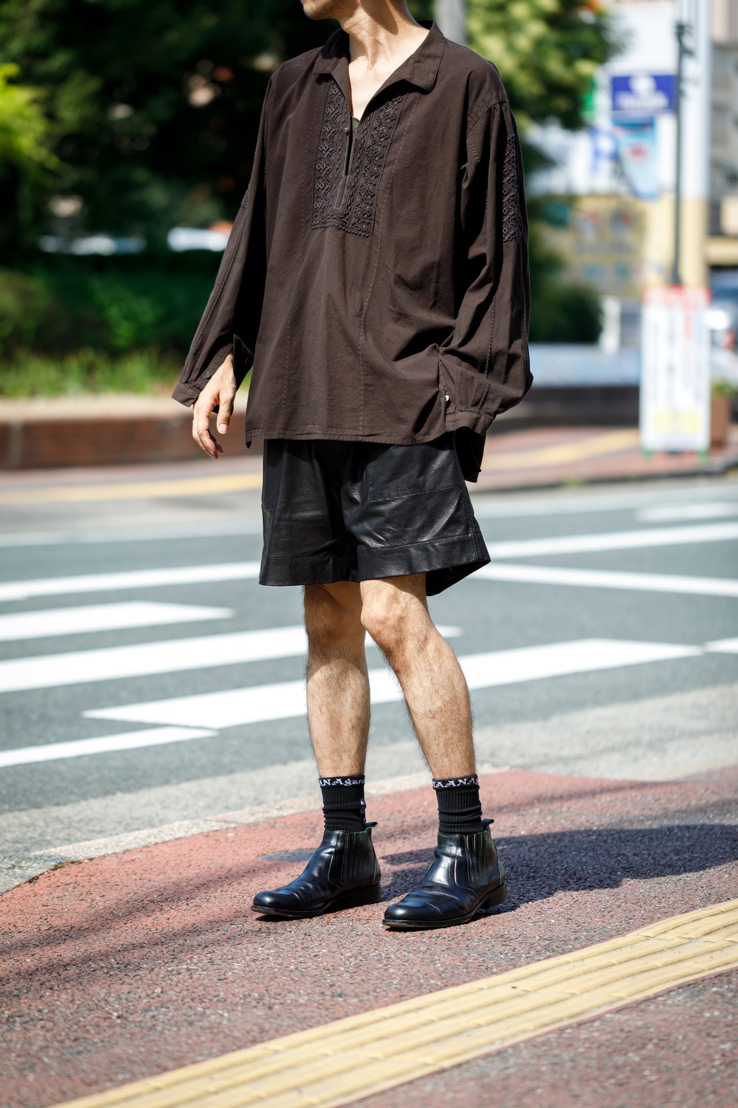SARTO / COTTON CHANMBRAY EMBROIGERY SHIRT - DARK BROWN
