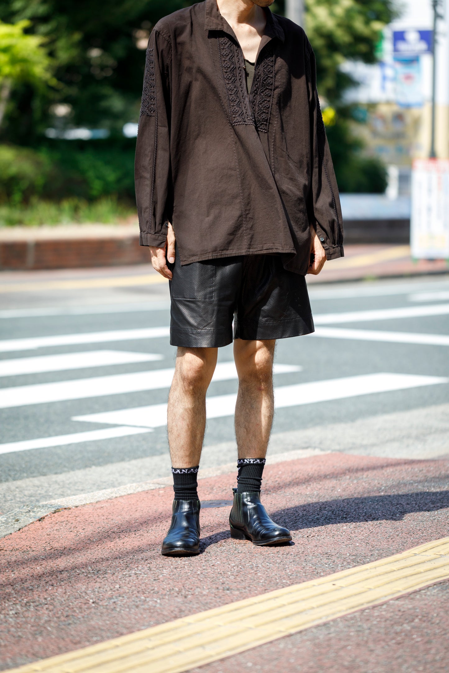 SARTO / COTTON CHANMBRAY EMBROIGERY SHIRT - DARK BROWN