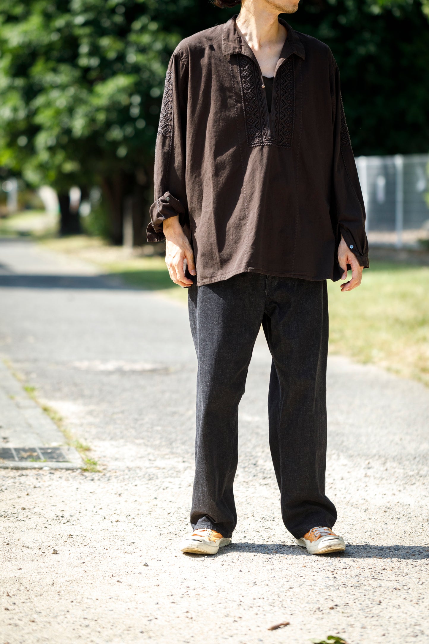 SARTO / COTTON CHANMBRAY EMBROIGERY SHIRT - DARK BROWN